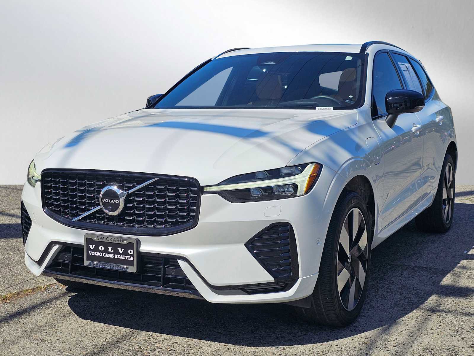 Used 2023 Volvo XC60 T8 Ultimate w/ Climate Package AWD/4WD image 7