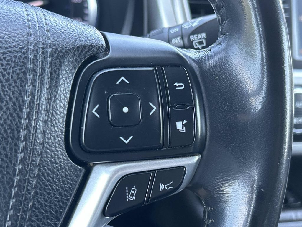 Used 2017 Toyota Highlander SE AWD/4WD image 32