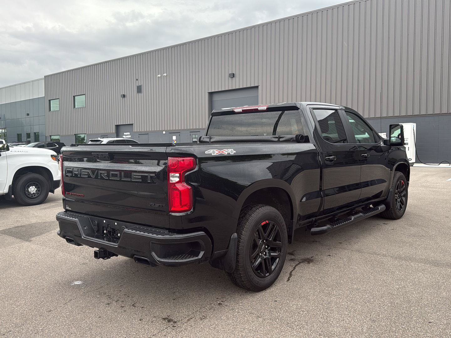 Used 2024 Chevrolet Silverado 1500 RST w/ Redline Edition AWD/4WD image 3