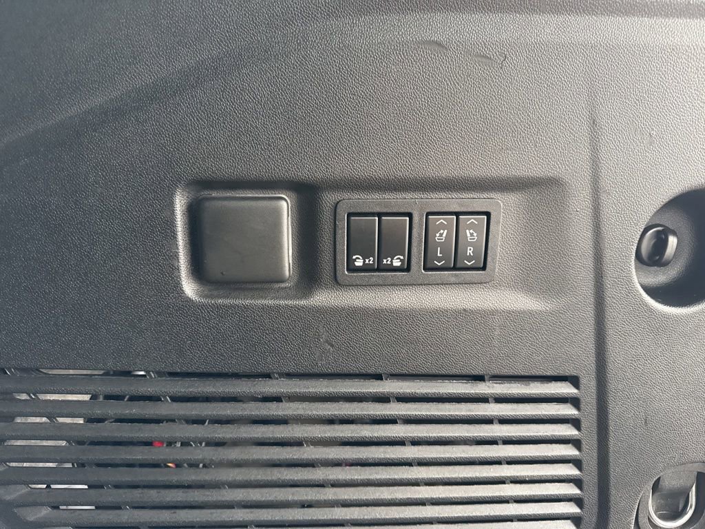 Used 2022 GMC Yukon XL Denali image 30