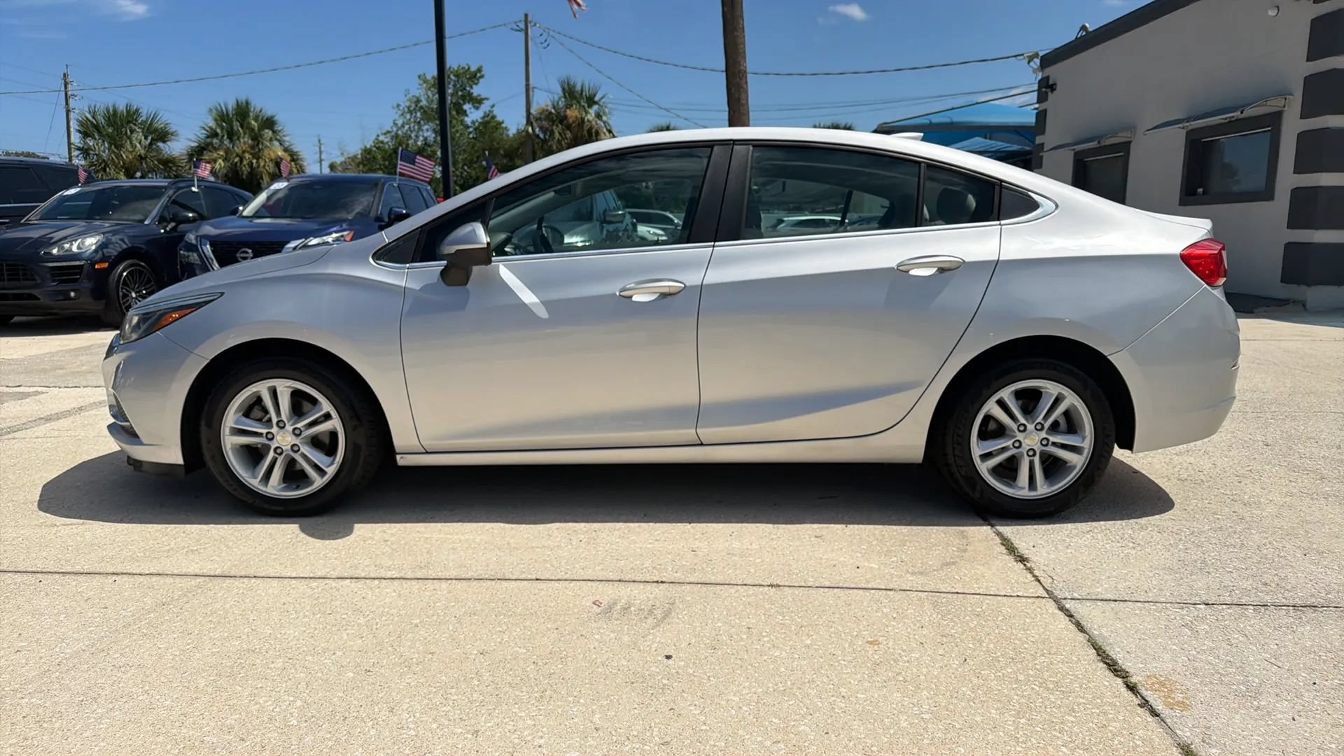 Used 2017 Chevrolet Cruze LT FWD image 2