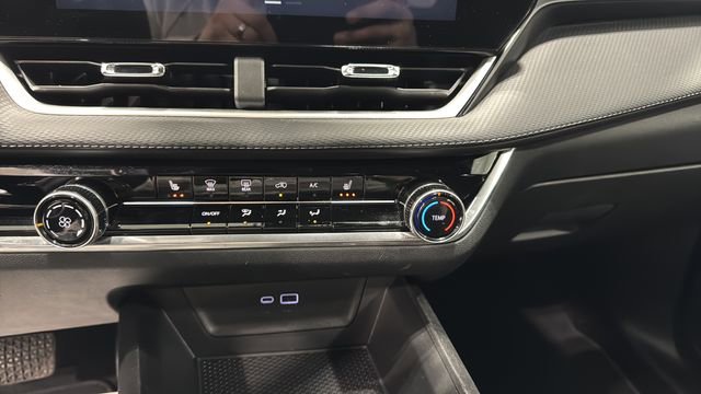 Used 2025 Chevrolet Equinox LT image 16