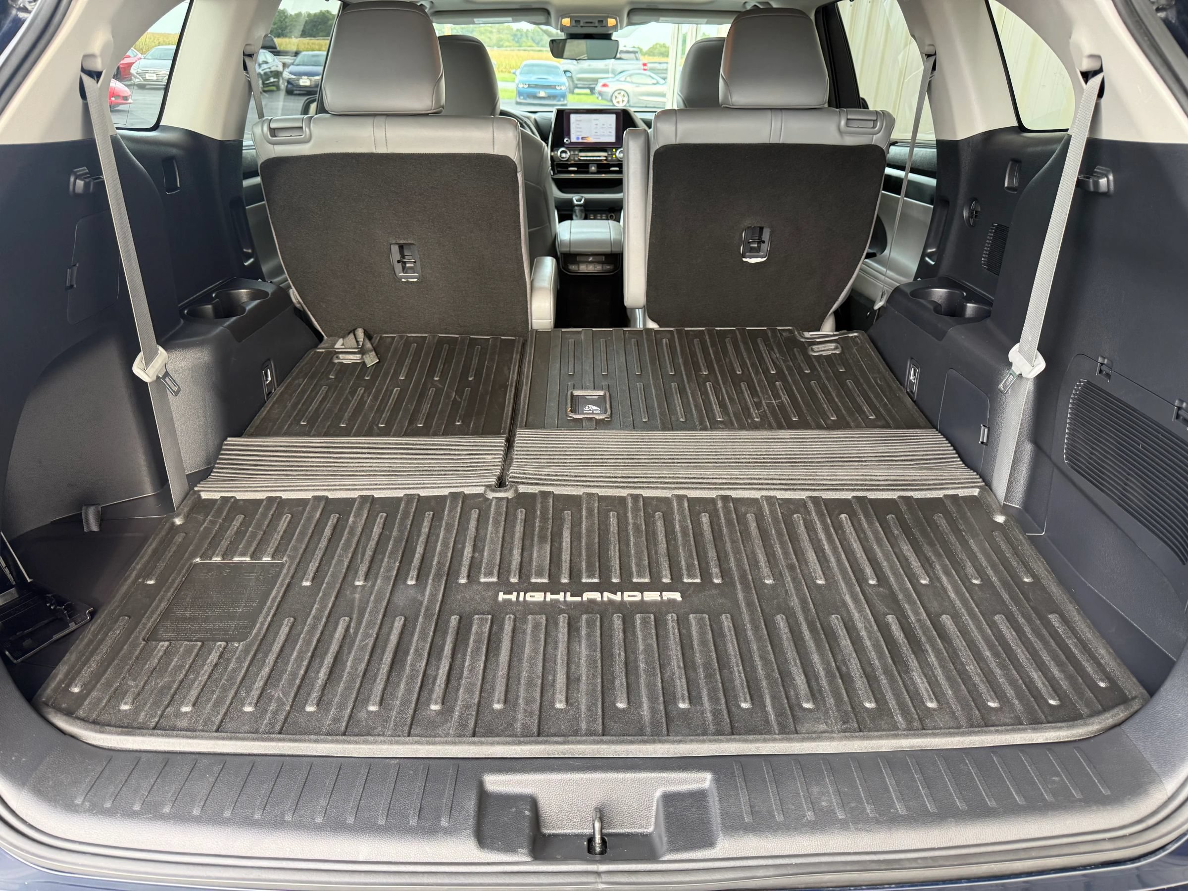 Used 2025 Toyota Highlander XLE AWD/4WD image 8