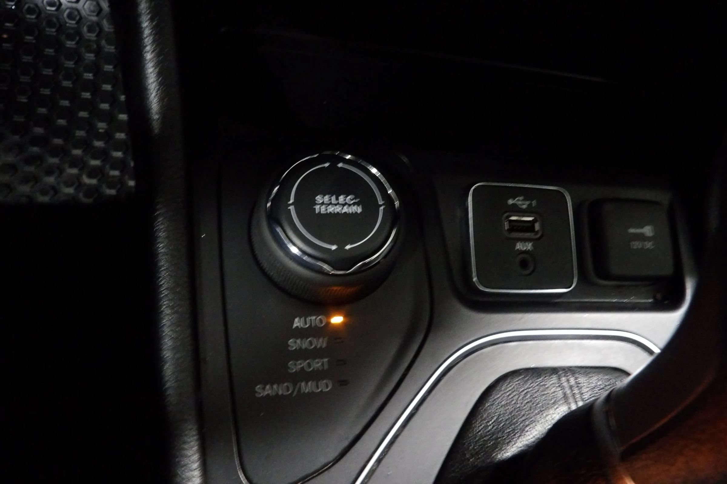 Used 2020 Jeep Cherokee Latitude w/ Cold Weather Group AWD/4WD image 14