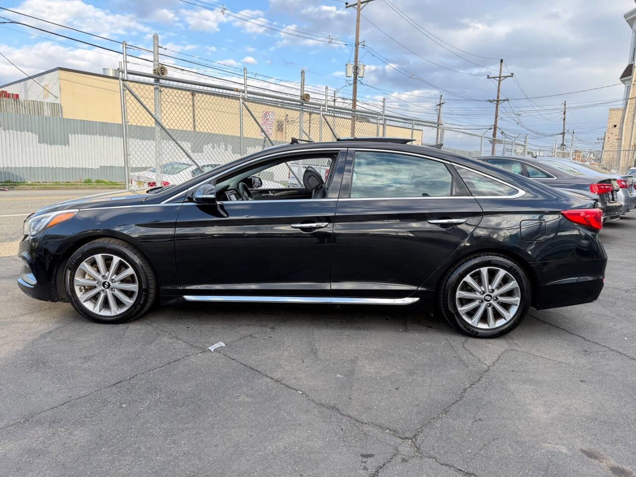 Used 2016 Hyundai Sonata Limited w/ Option Group 04 FWD image 3
