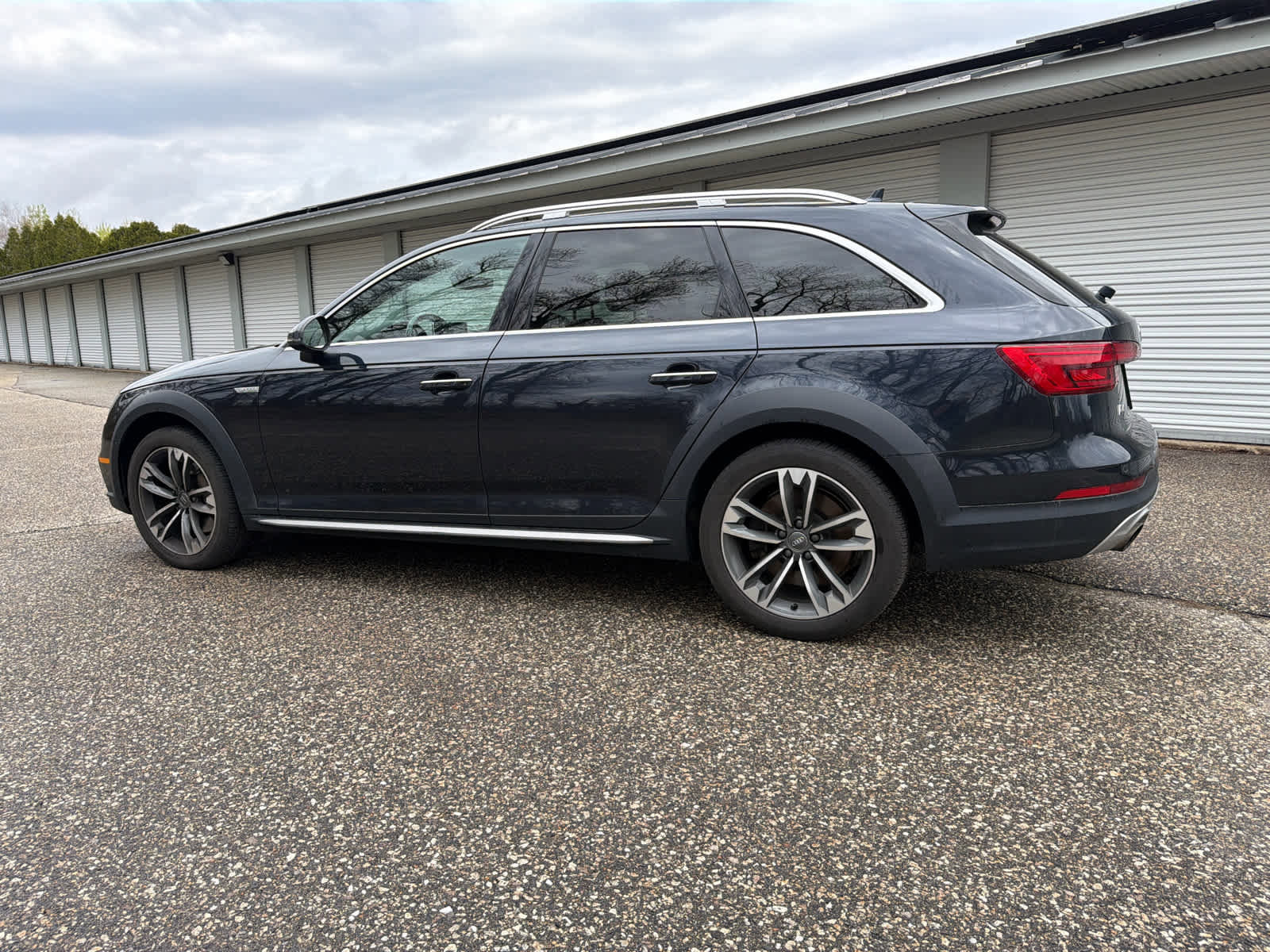 Used 2017 Audi A4 2.0T allroad Premium Plus w/ Technology Package AWD/4WD image 3