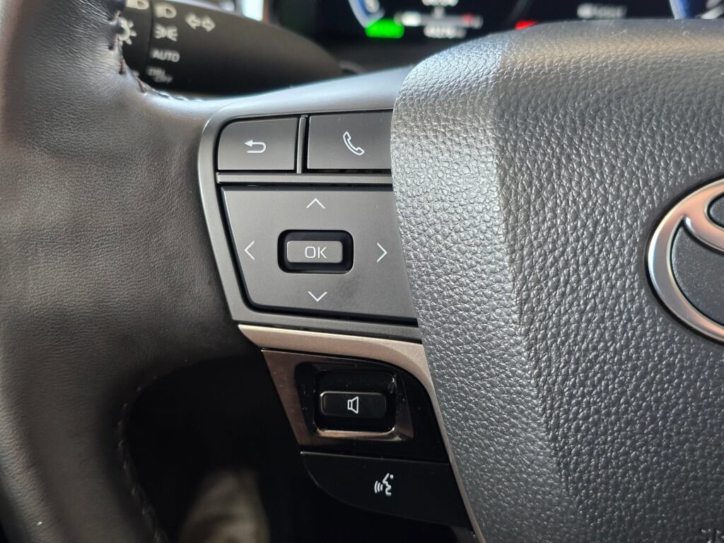 Used 2025 Toyota Camry XLE FWD image 32