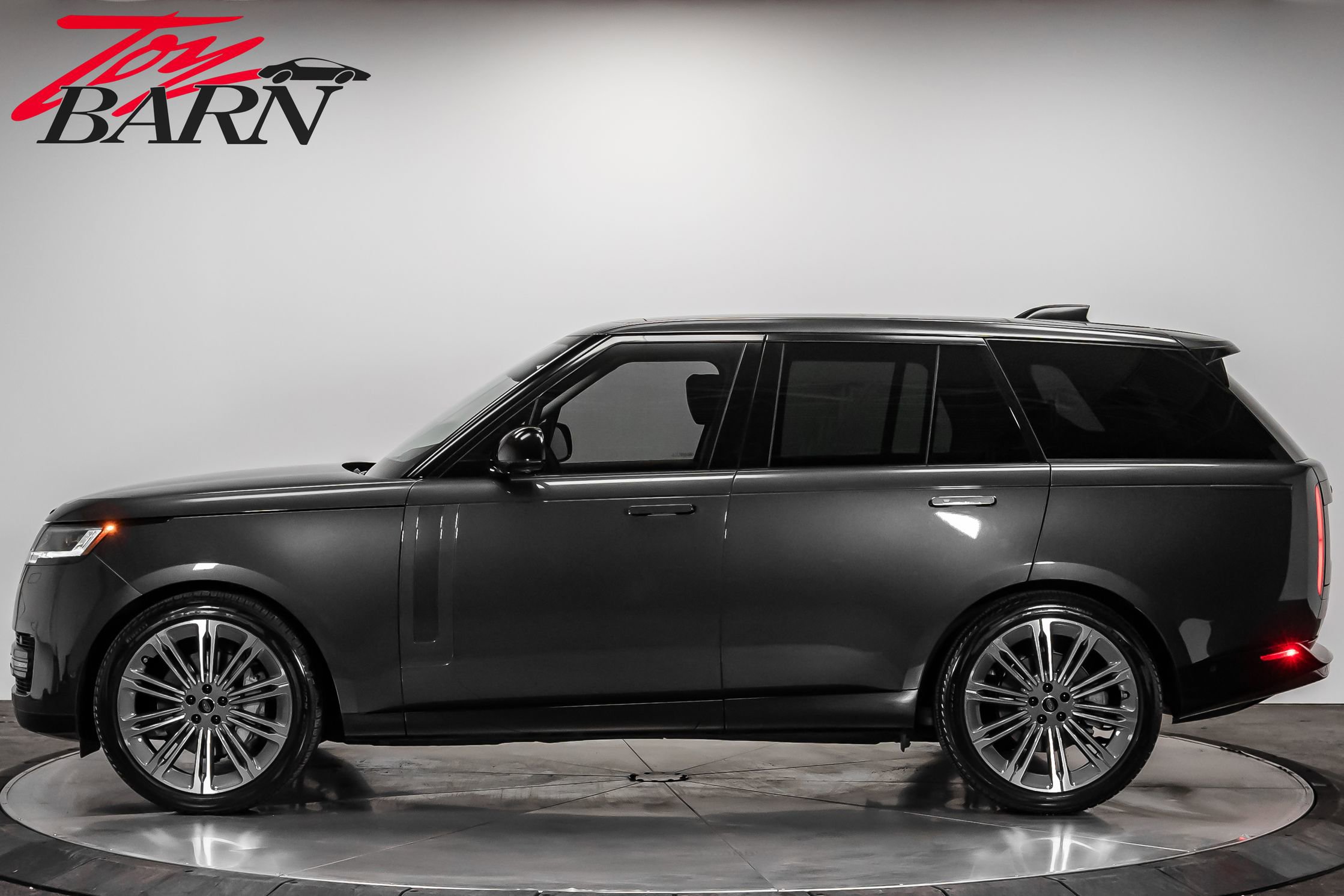 Used 2024 Land Rover Range Rover SE image 2