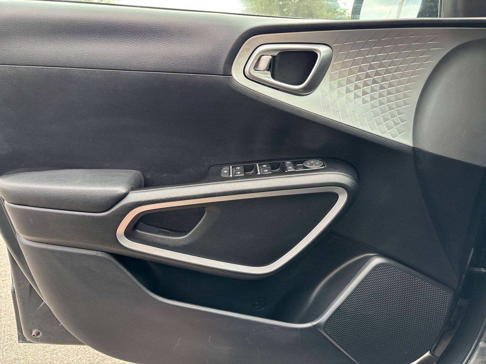 Used 2025 Kia Soul LX w/ LX Technology Package FWD image 18