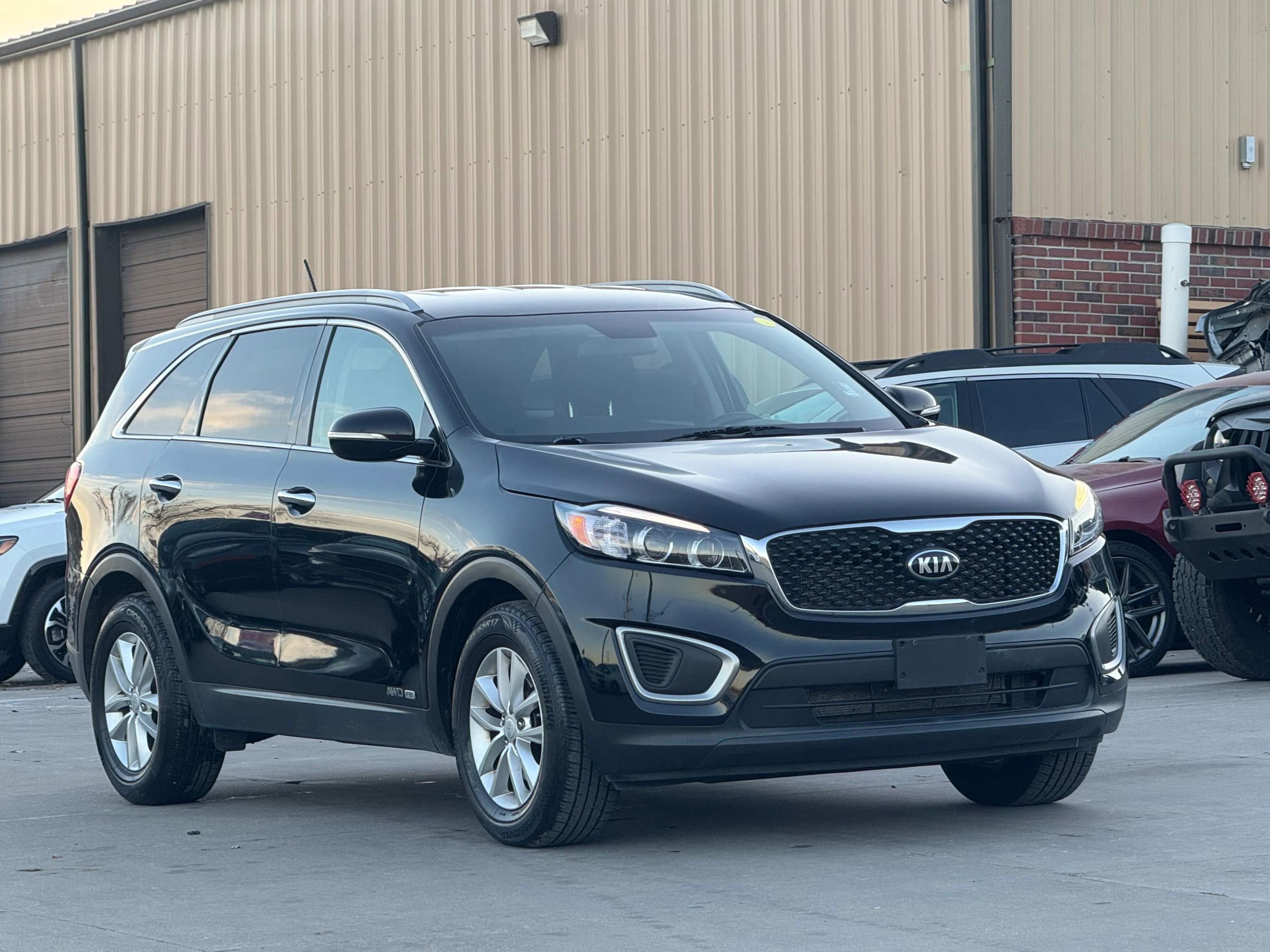 Used 2017 Kia Sorento LX Sport Utility 4D image 3