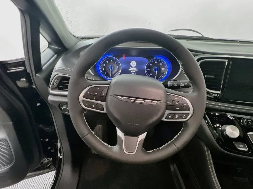 New 2027 Chrysler Pacifica Limited FWD image 12