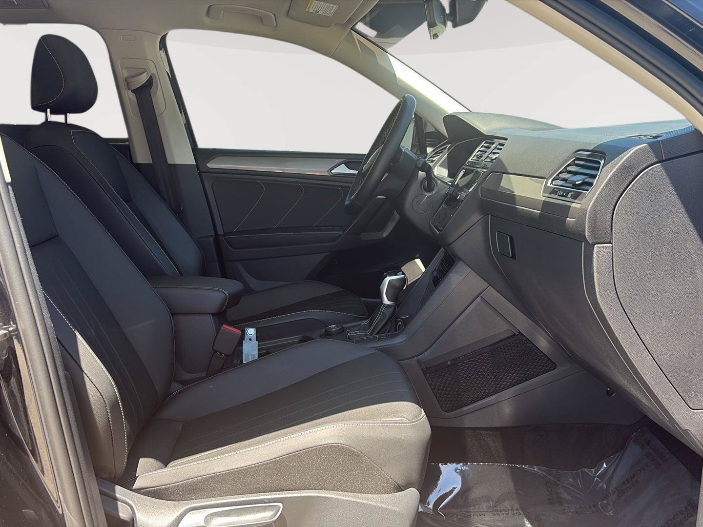 Certified 2023 Volkswagen Tiguan SE w/ Panoramic Sunroof Package AWD/4WD image 14