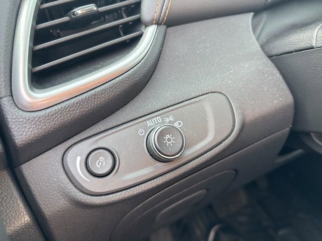 Used 2022 Chevrolet Trax LT w/ Midnight Edition image 17