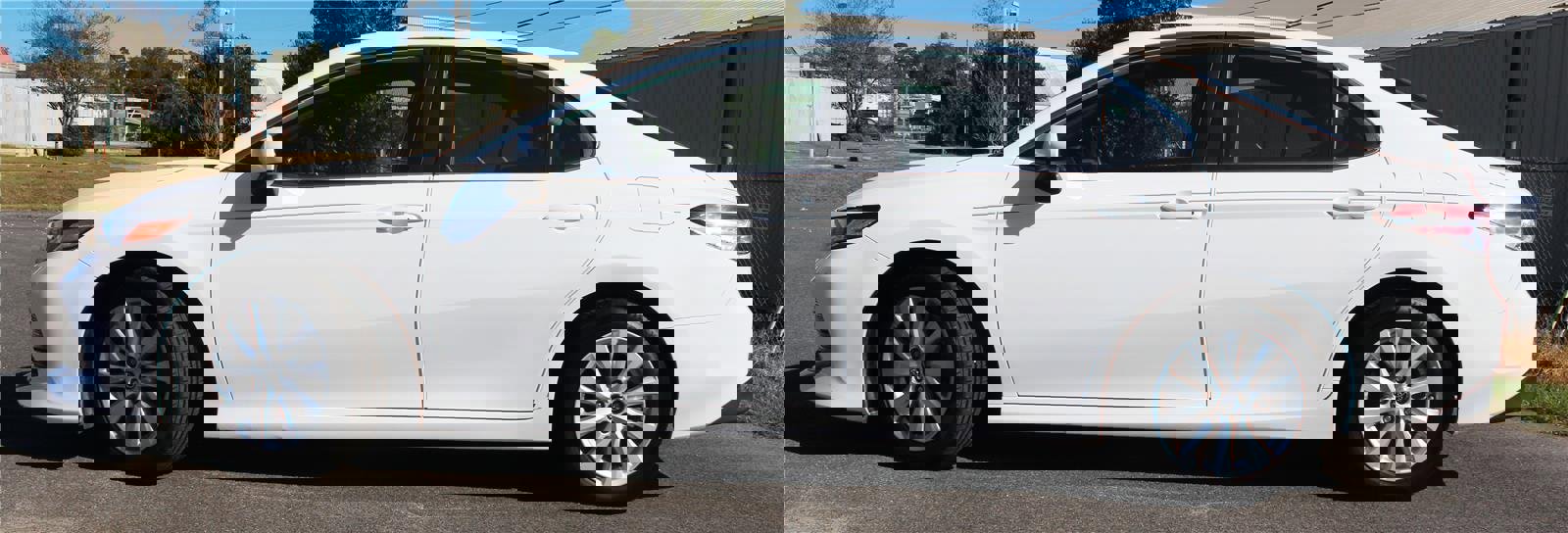 Used 2020 Toyota Camry LE image 2