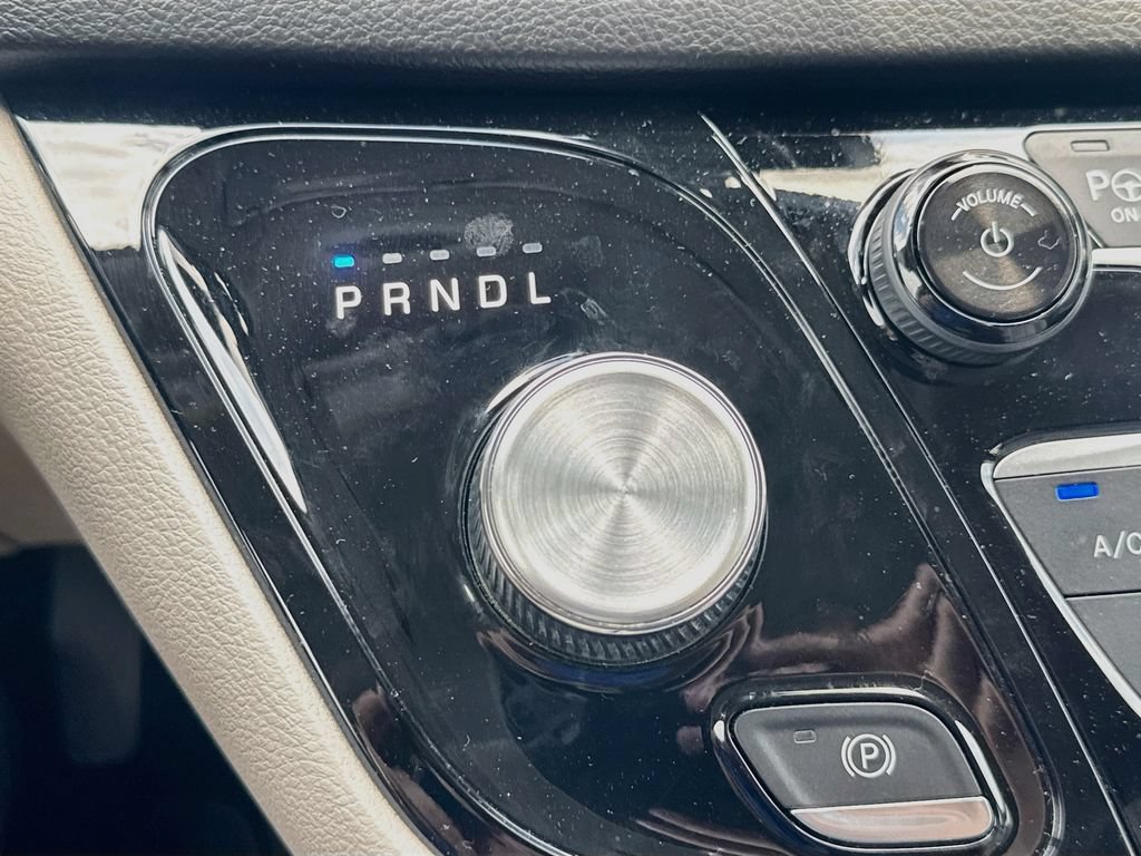 Used 2019 Chrysler Pacifica Touring-L Plus w/ Advanced Safetytec Group FWD image 18