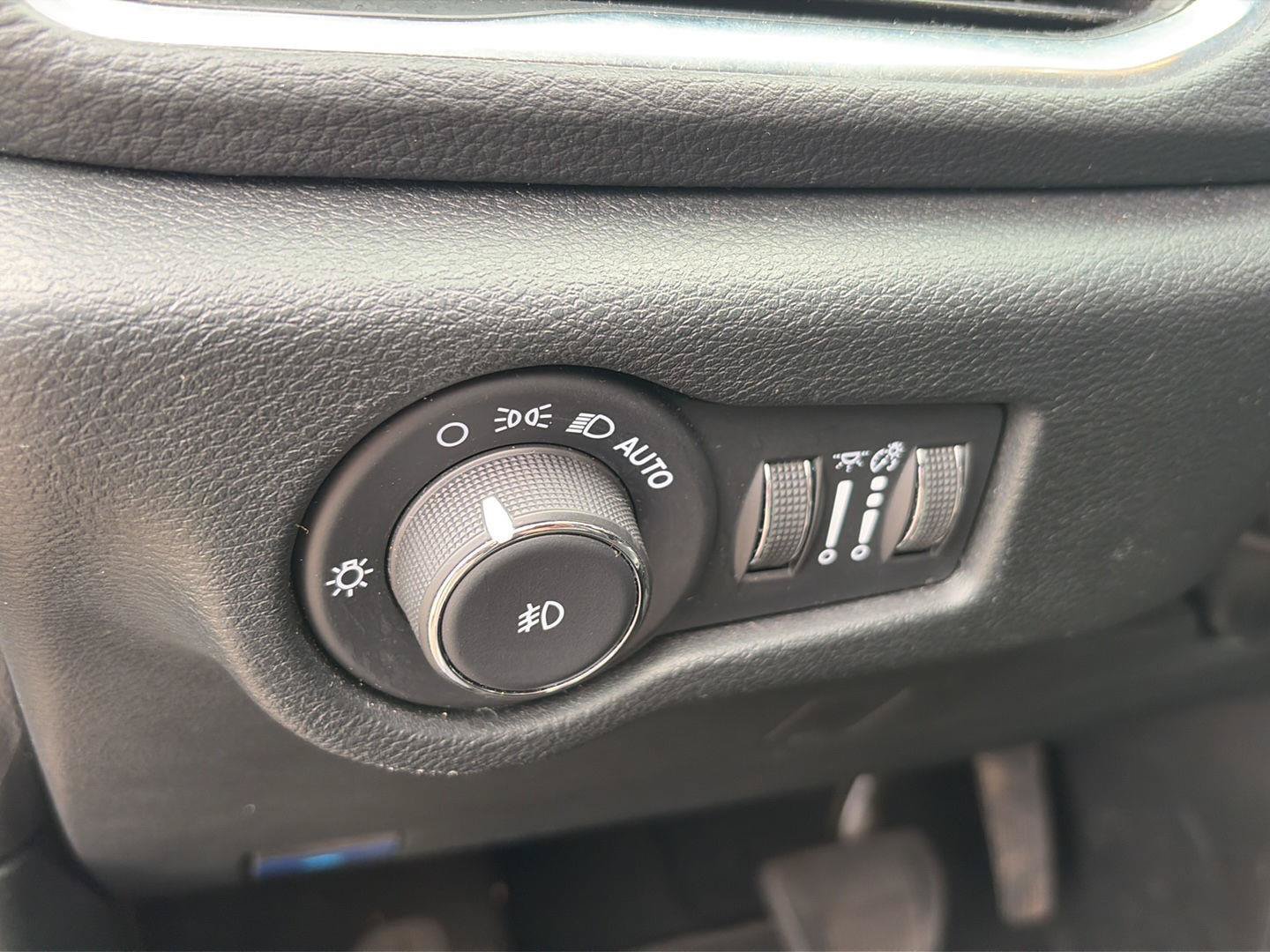 Used 2025 Chrysler Pacifica Limited FWD image 10
