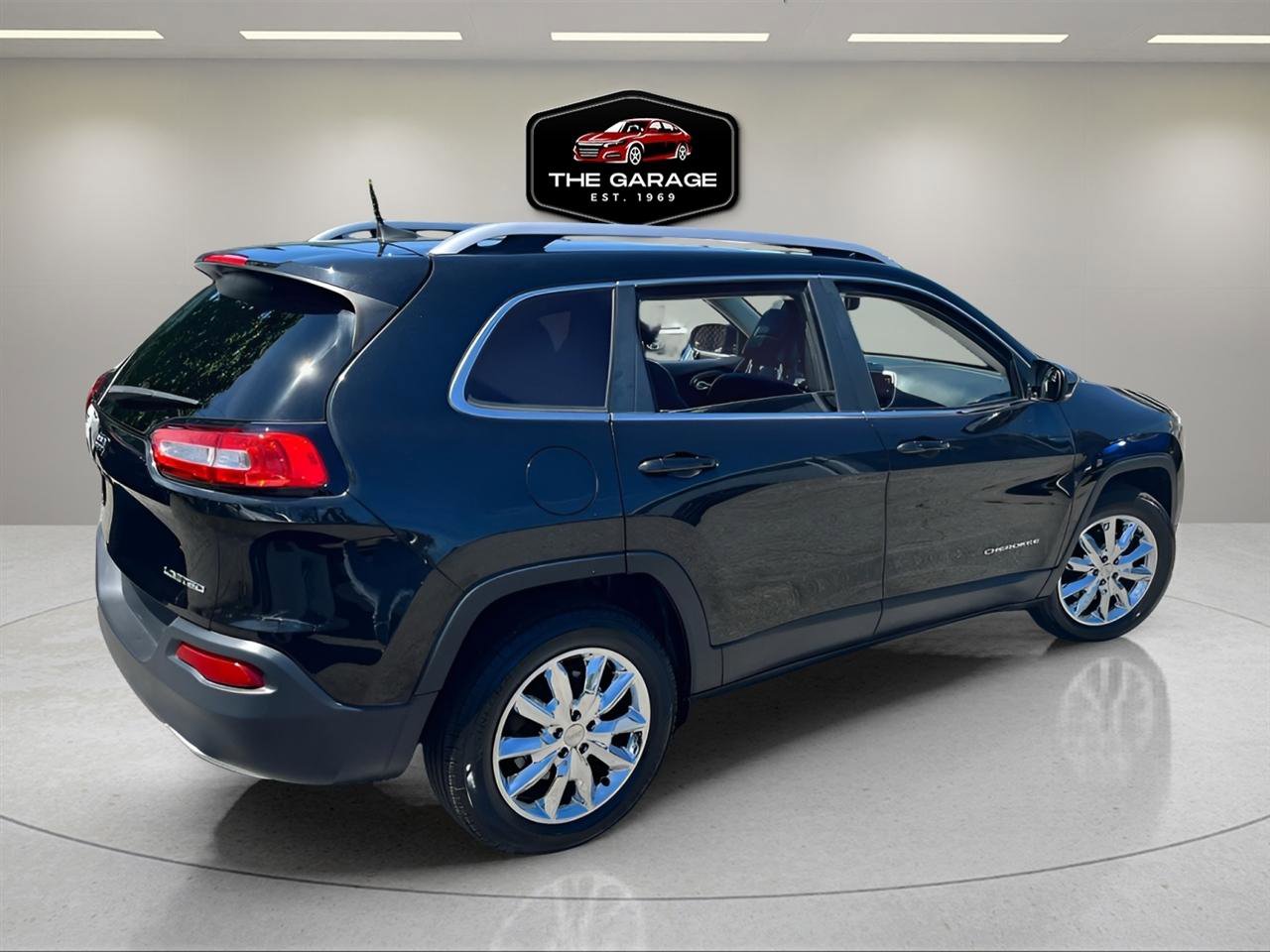 Used 2016 Jeep Cherokee Limited AWD/4WD image 5