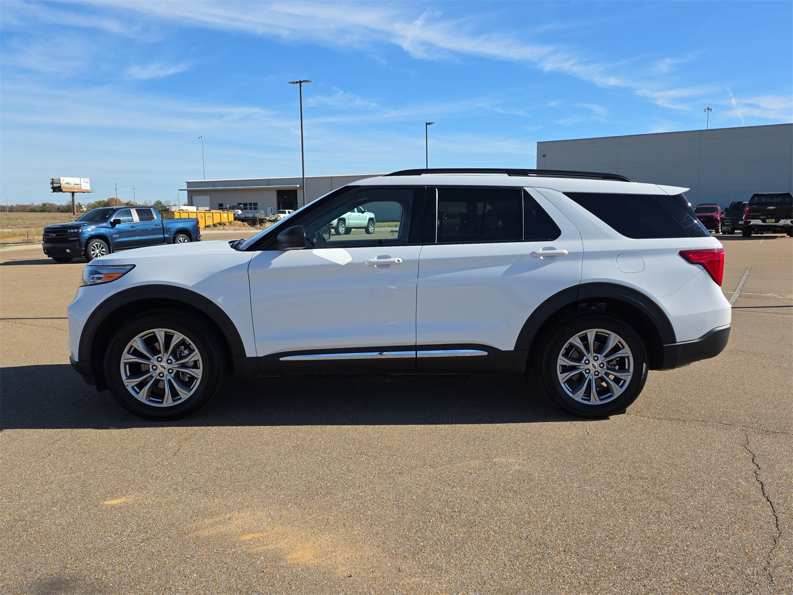 Used 2022 Ford Explorer XLT w/ Equipment Group 202A image 5