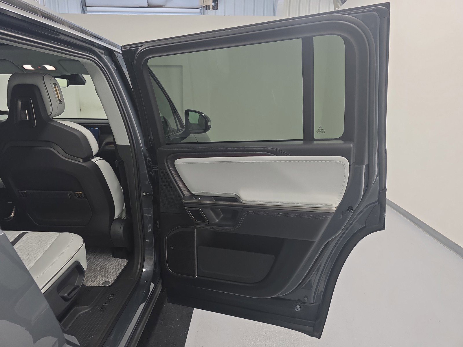 Used 2023 Rivian R1S Adventure AWD/4WD image 19