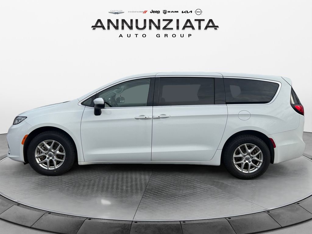 Used 2023 Chrysler Pacifica Touring-L image 2