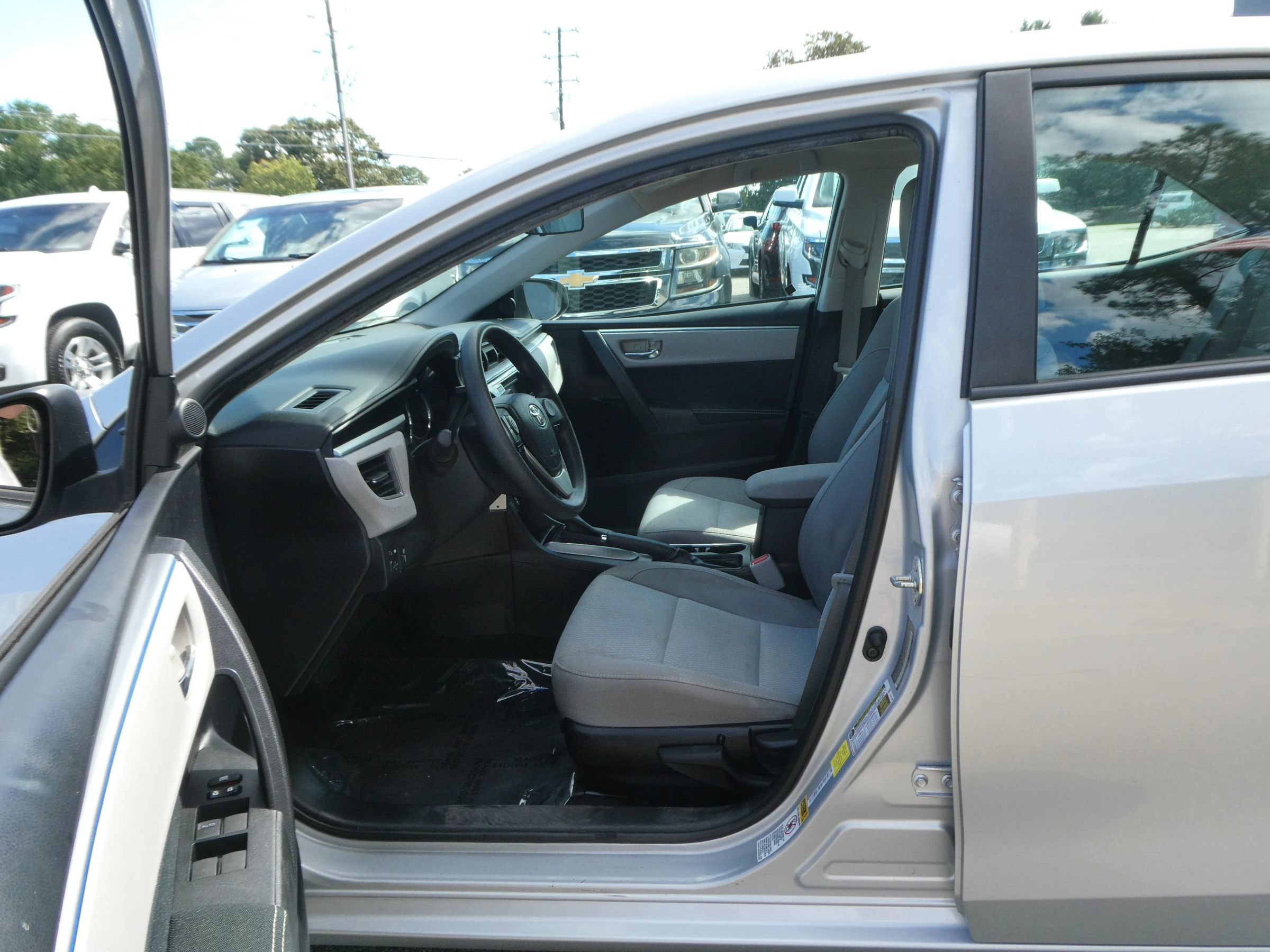 Used 2015 Toyota Corolla LE FWD image 12