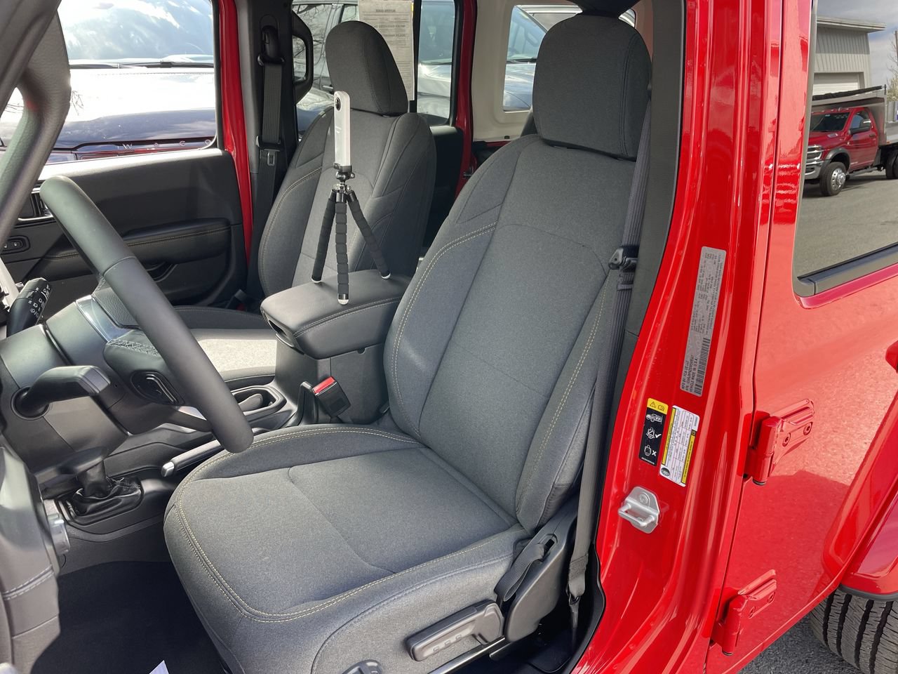 Used 2025 Jeep Wrangler Unlimited Sahara w/ Safety Group AWD/4WD image 27