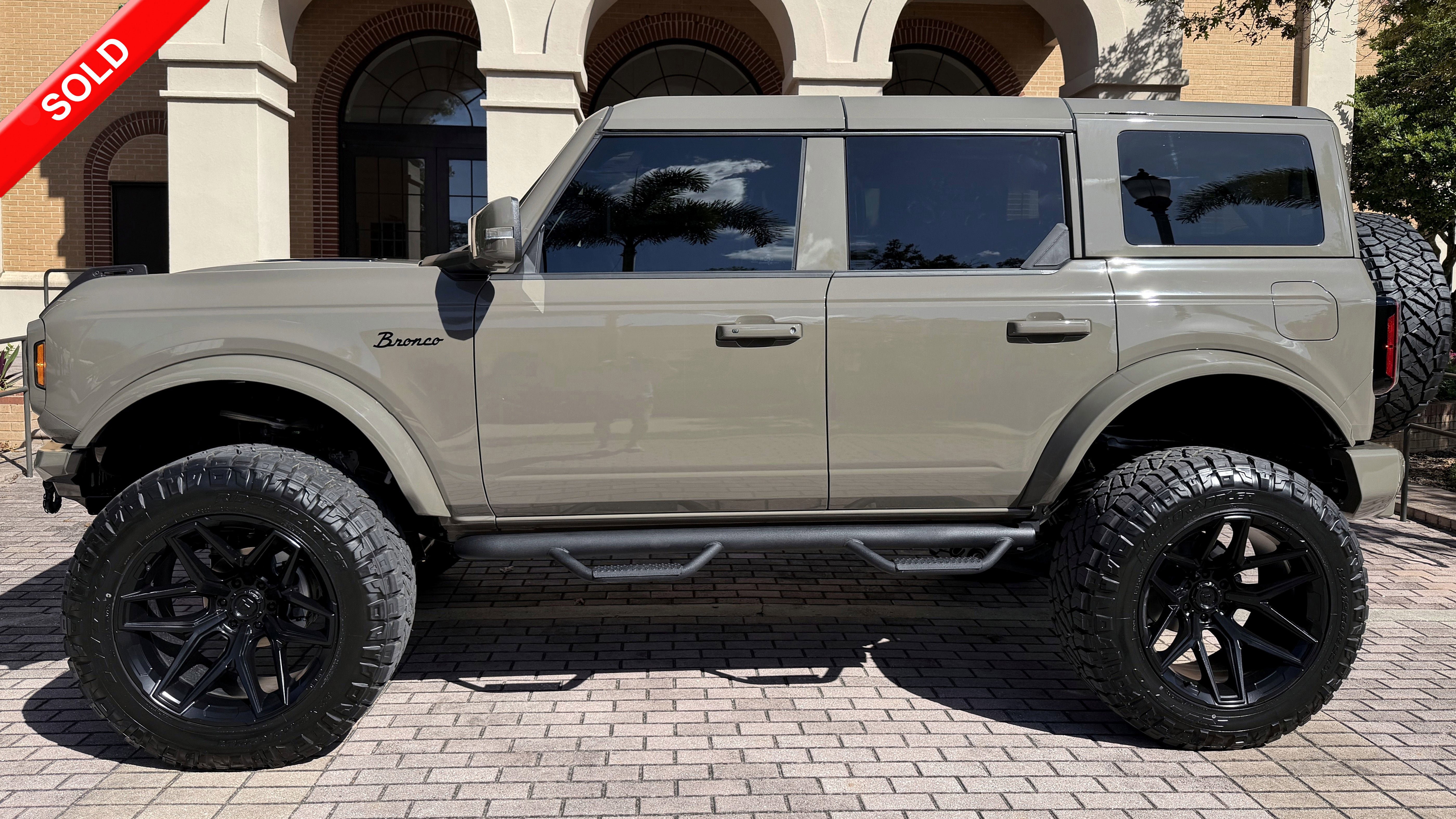 Used 2025 Ford Bronco Outer Banks AWD/4WD image 1