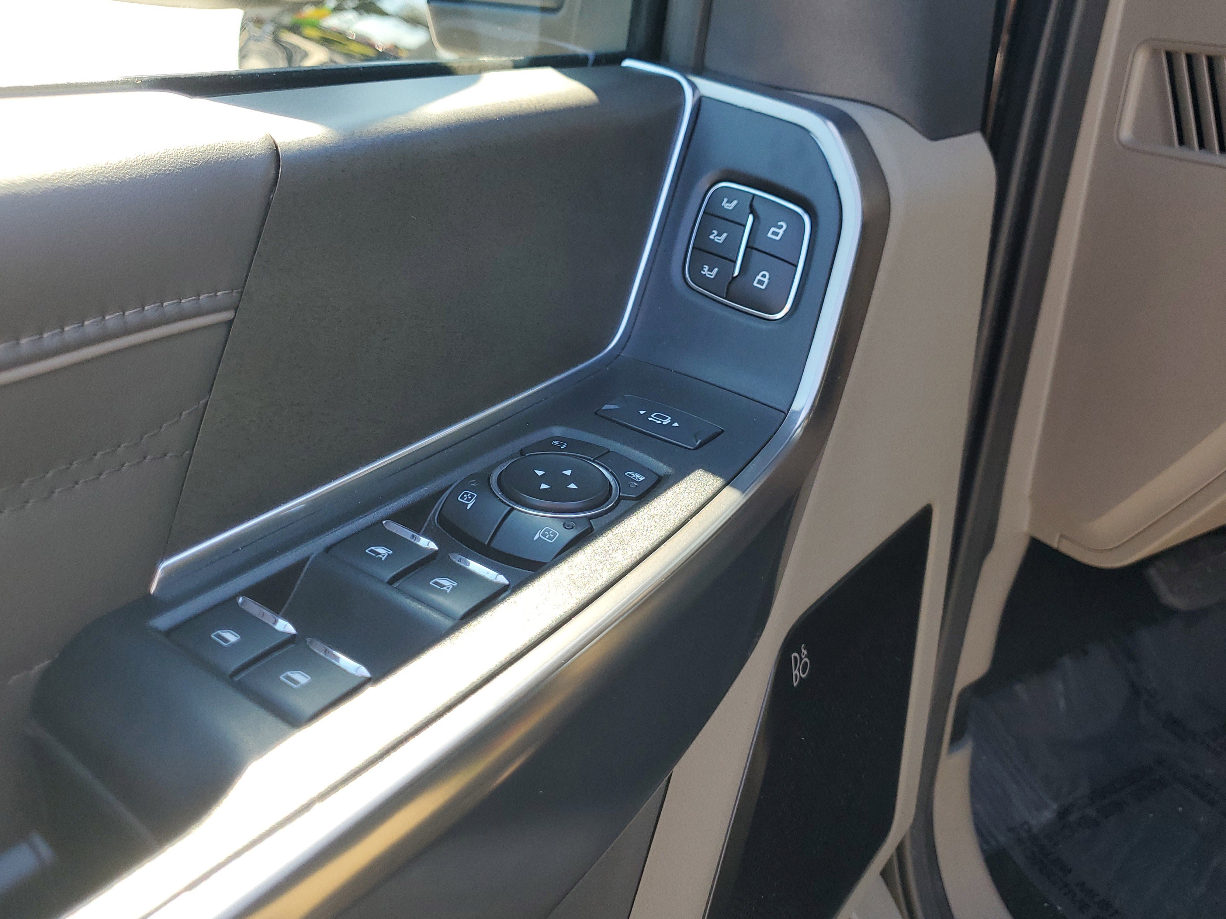 Used 2025 Ford F350 Platinum w/ Platinum Plus Package image 19