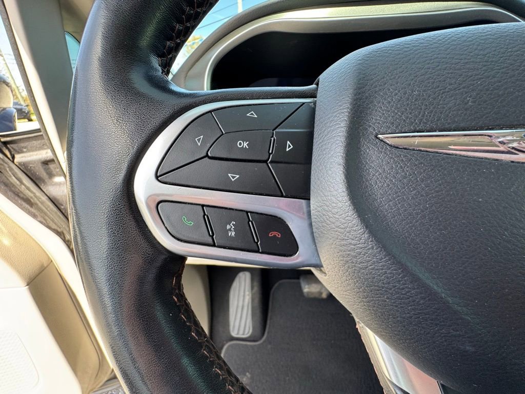 Used 2020 Chrysler Pacifica Touring-L w/ Tire & Wheel Group image 24