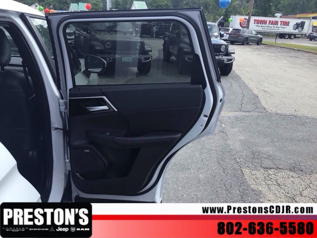Used 2025 Mitsubishi Outlander AWD image 24