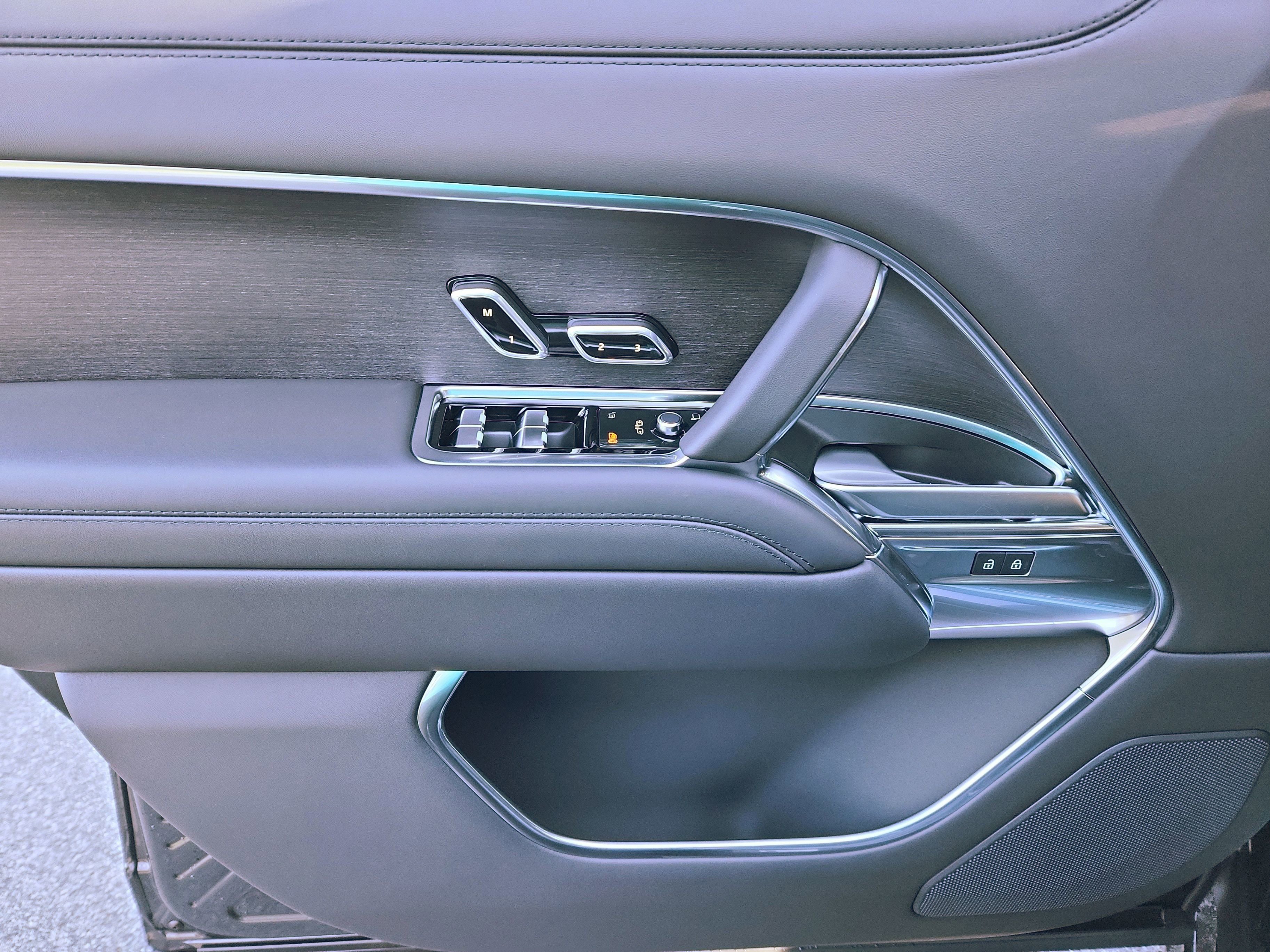 New 2025 Land Rover Range Rover Long Wheelbase SE image 24