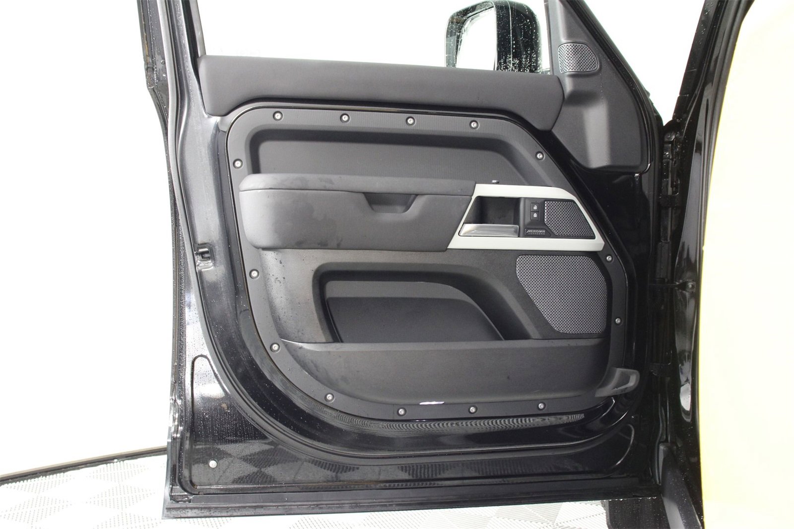 Used 2022 Land Rover Defender 110 X-Dynamic SE image 17