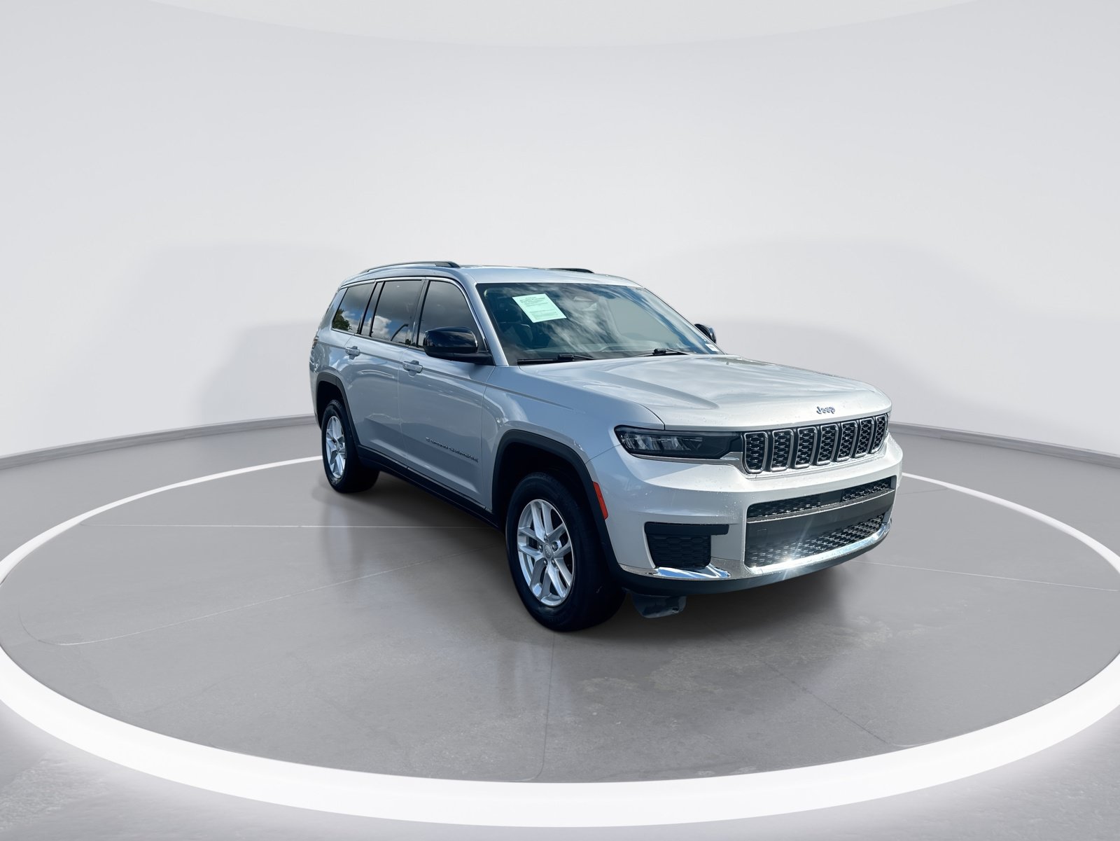 Used 2023 Jeep Grand Cherokee L Laredo w/ Luxury Tech Group I AWD/4WD image 2