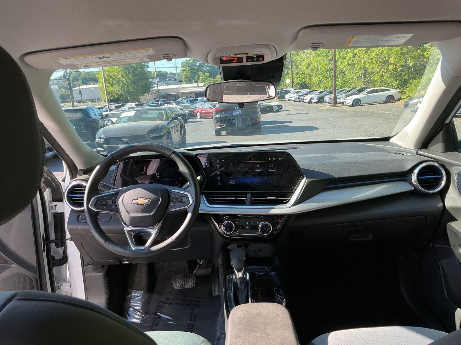 Used 2025 Chevrolet Trax LT w/ LT Convenience Package FWD image 28