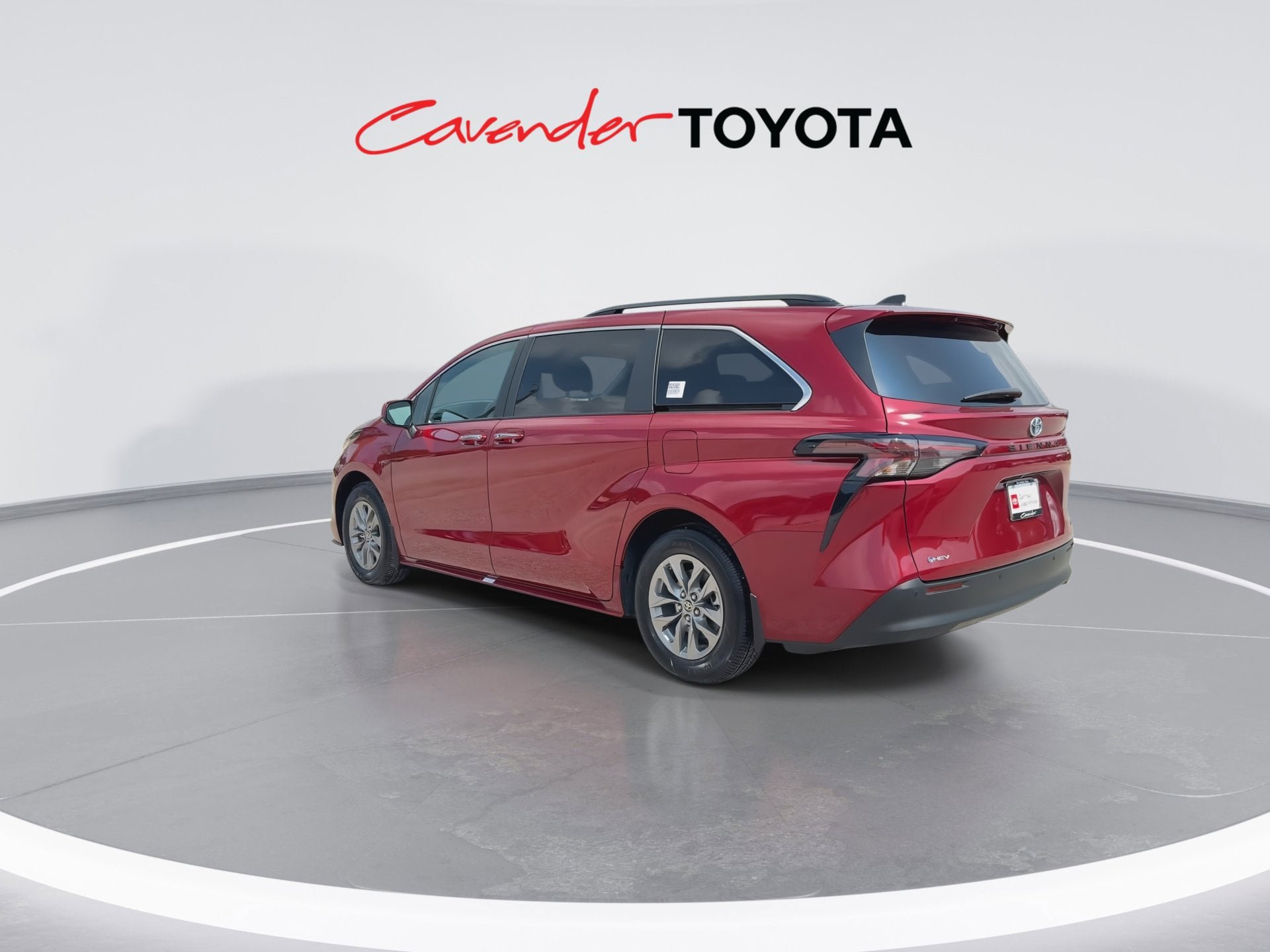 Used 2025 Toyota Sienna XLE FWD image 6