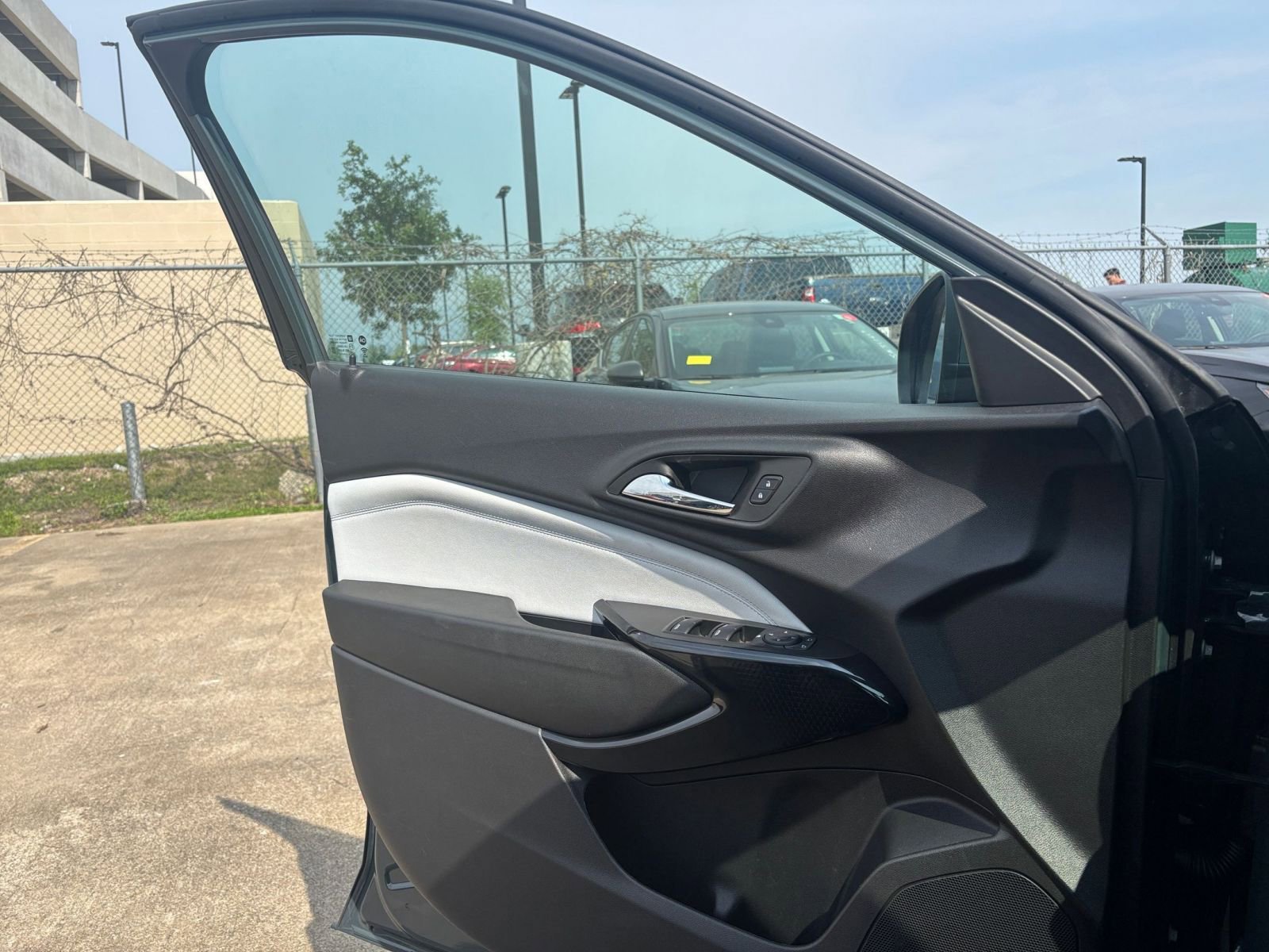 Used 2025 Chevrolet Trax LT FWD image 18