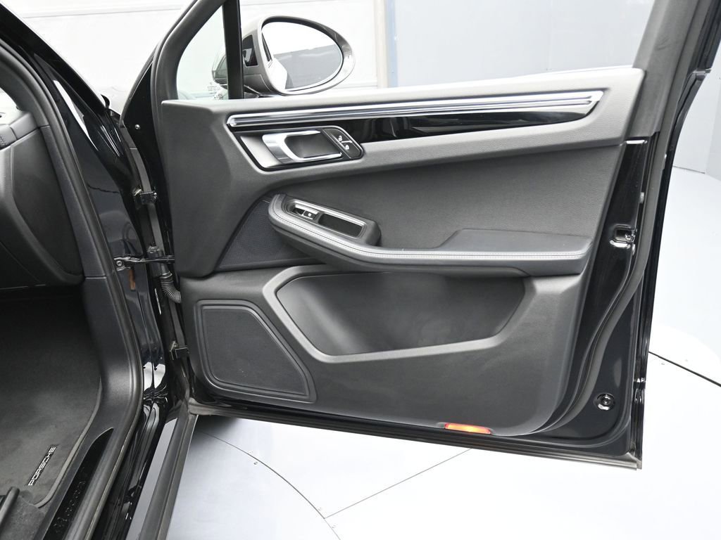 Certified 2024 Porsche Macan Turbo image 29