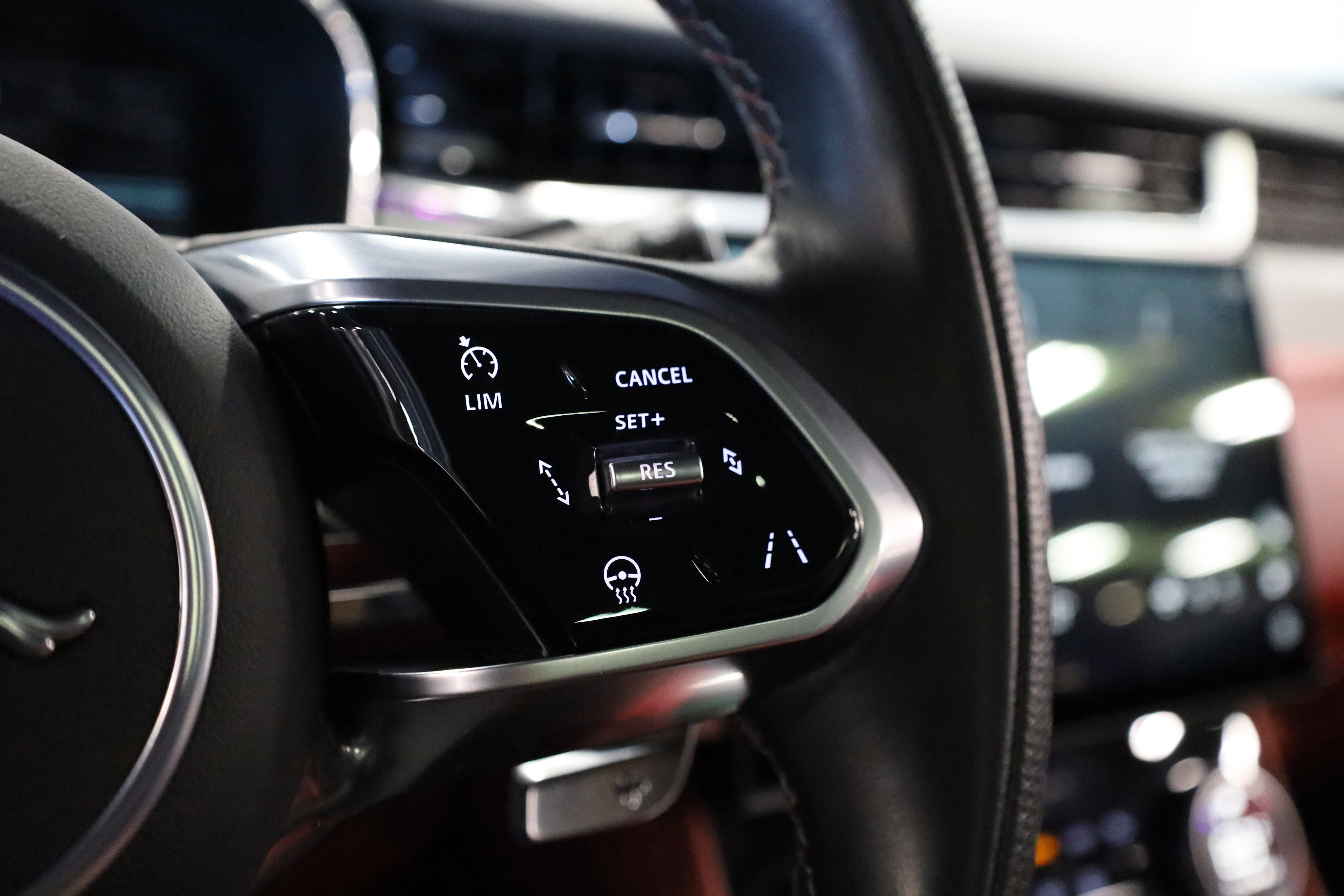 Used 2023 Jaguar F-PACE SVR image 25