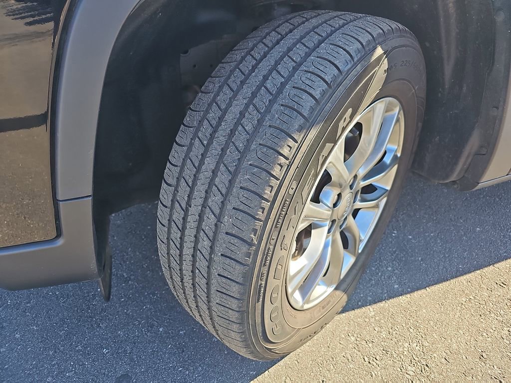 Used 2020 Jeep Cherokee Latitude Plus w/ Comfort/Convenience Group image 29