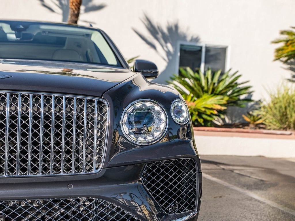 Used 2025 Bentley Bentayga image 35