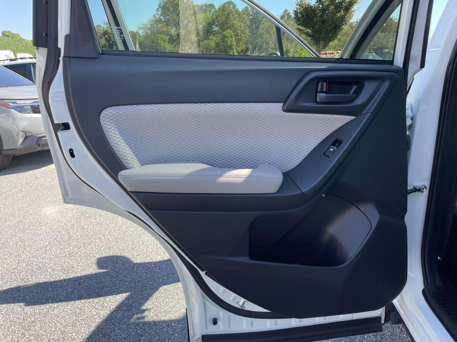 Used 2017 Subaru Forester 2.5i Premium AWD/4WD image 2