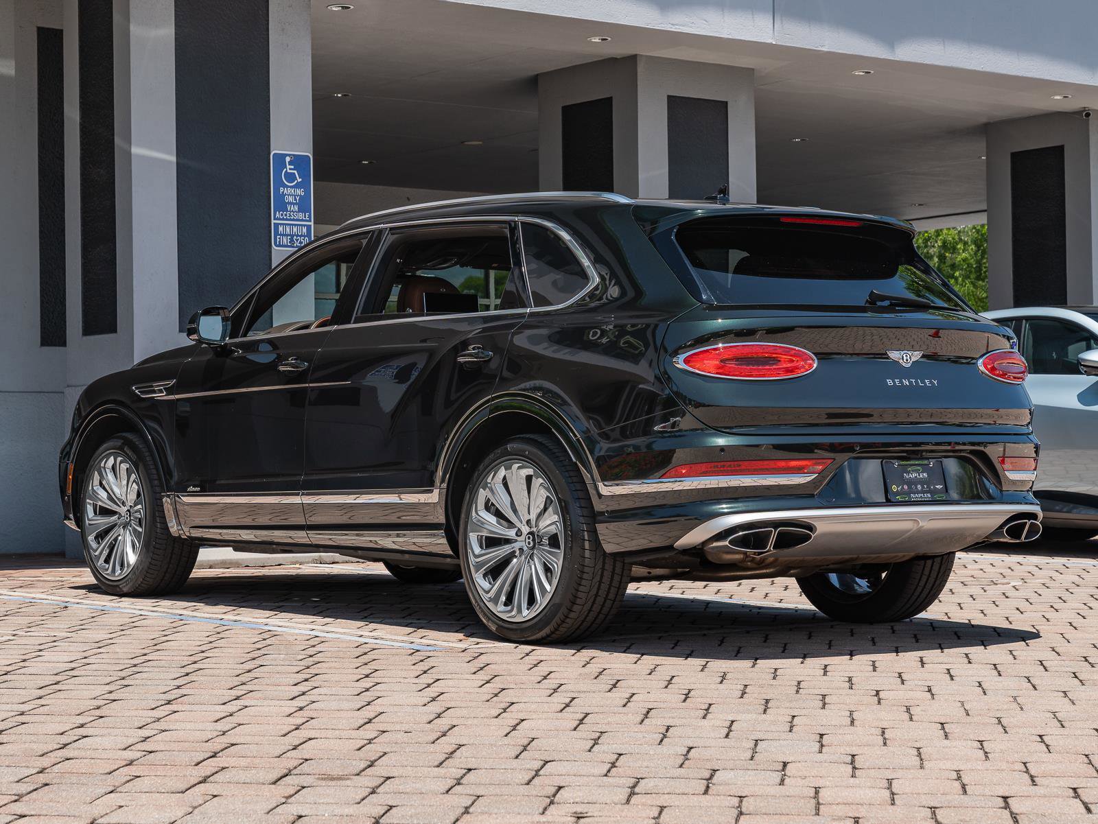 Used 2023 Bentley Bentayga Extended Wheelbase AWD/4WD image 33