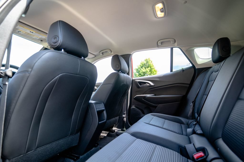 Certified 2025 Chevrolet Trax LT w/ Driver Confidence Package FWD image 39