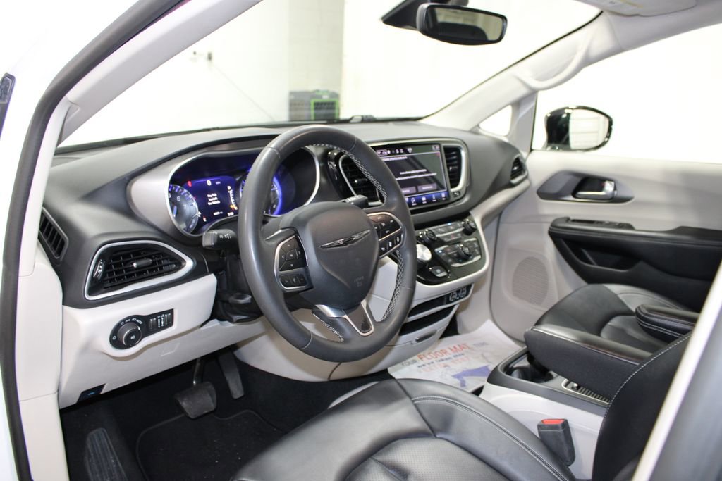 Used 2024 Chrysler Pacifica Touring-L FWD image 18