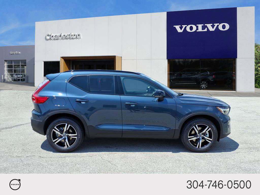 New 2026 Volvo XC40 B4 Core w/ Climate Package FWD image 2