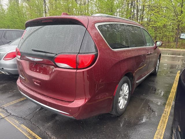 Used 2019 Chrysler Pacifica Touring-L FWD image 3