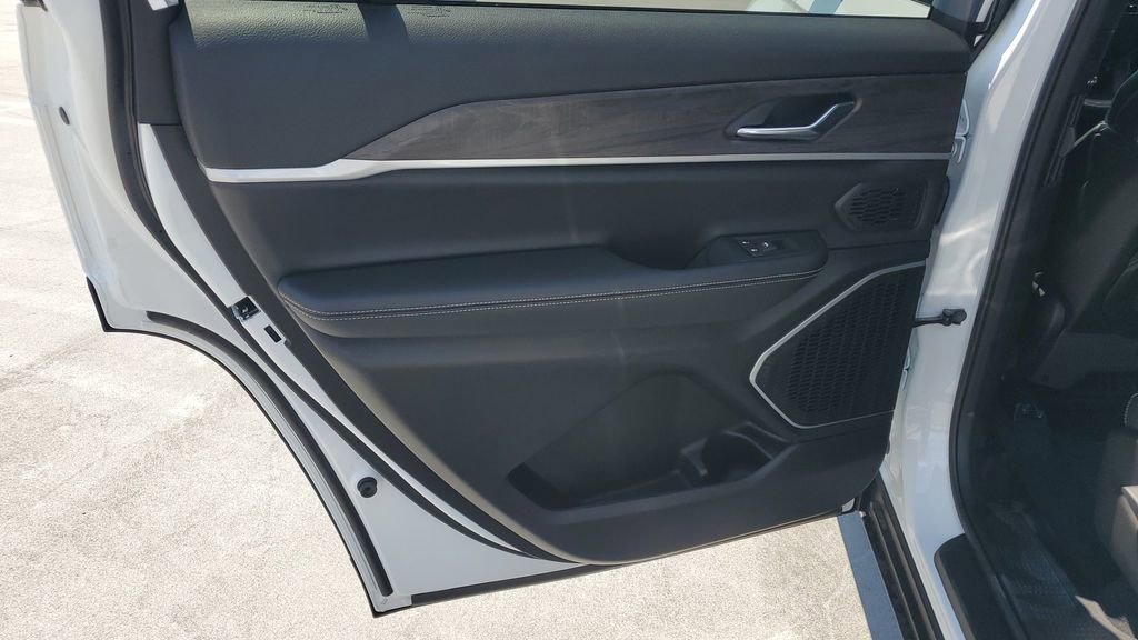 New 2025 Jeep Grand Cherokee L Limited w/ Black Appearance Package image 17