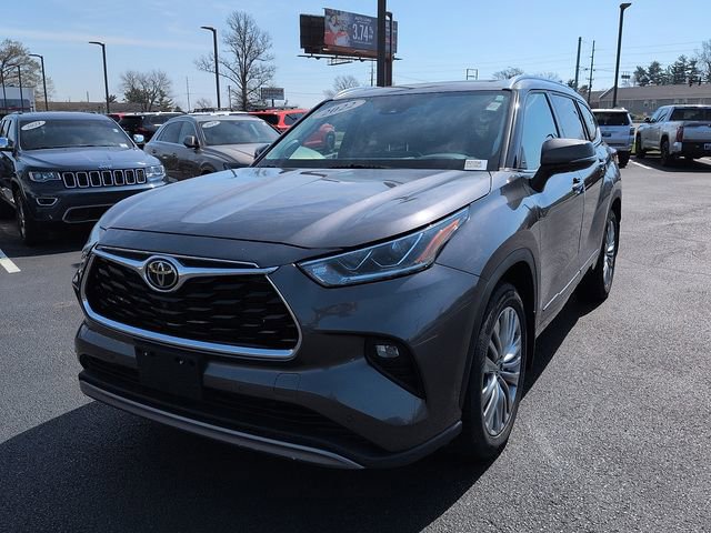 Used 2022 Toyota Highlander Platinum image 3