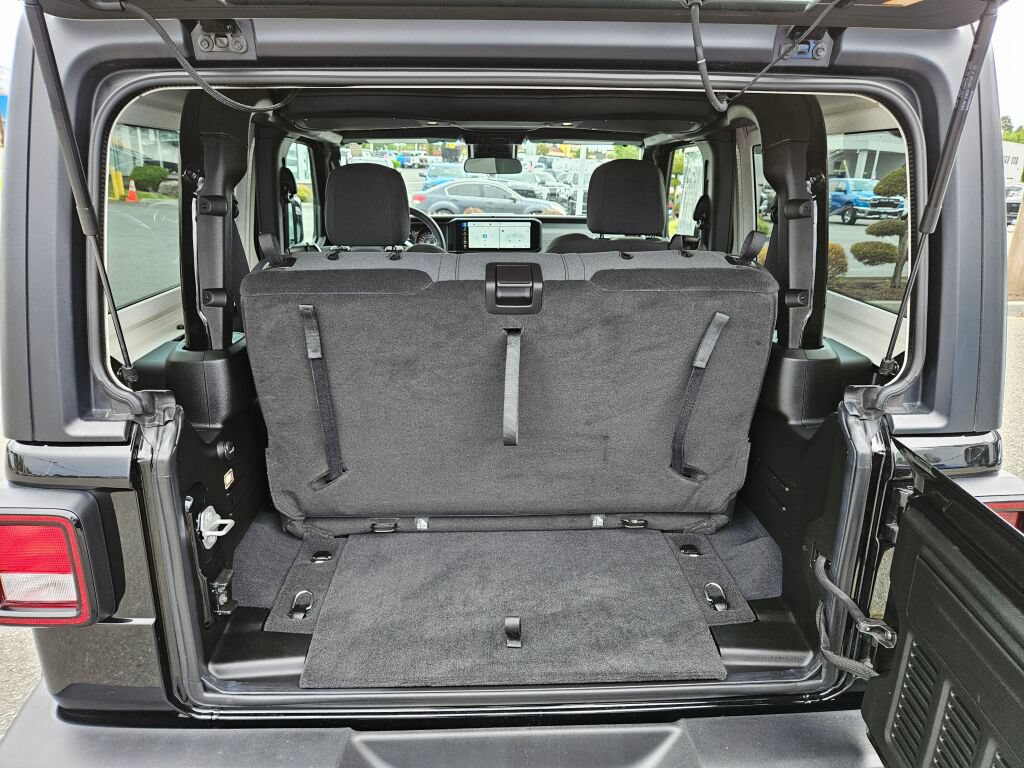 Used 2025 Jeep Wrangler Sport AWD/4WD image 11