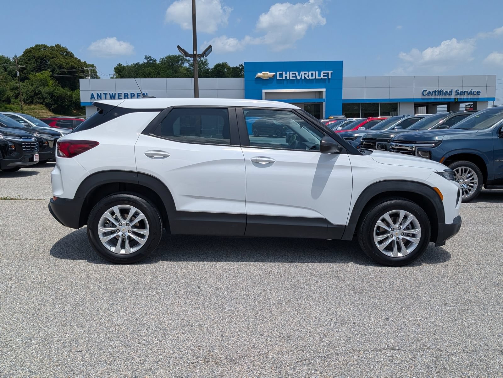 Used 2023 Chevrolet TrailBlazer LS FWD image 2